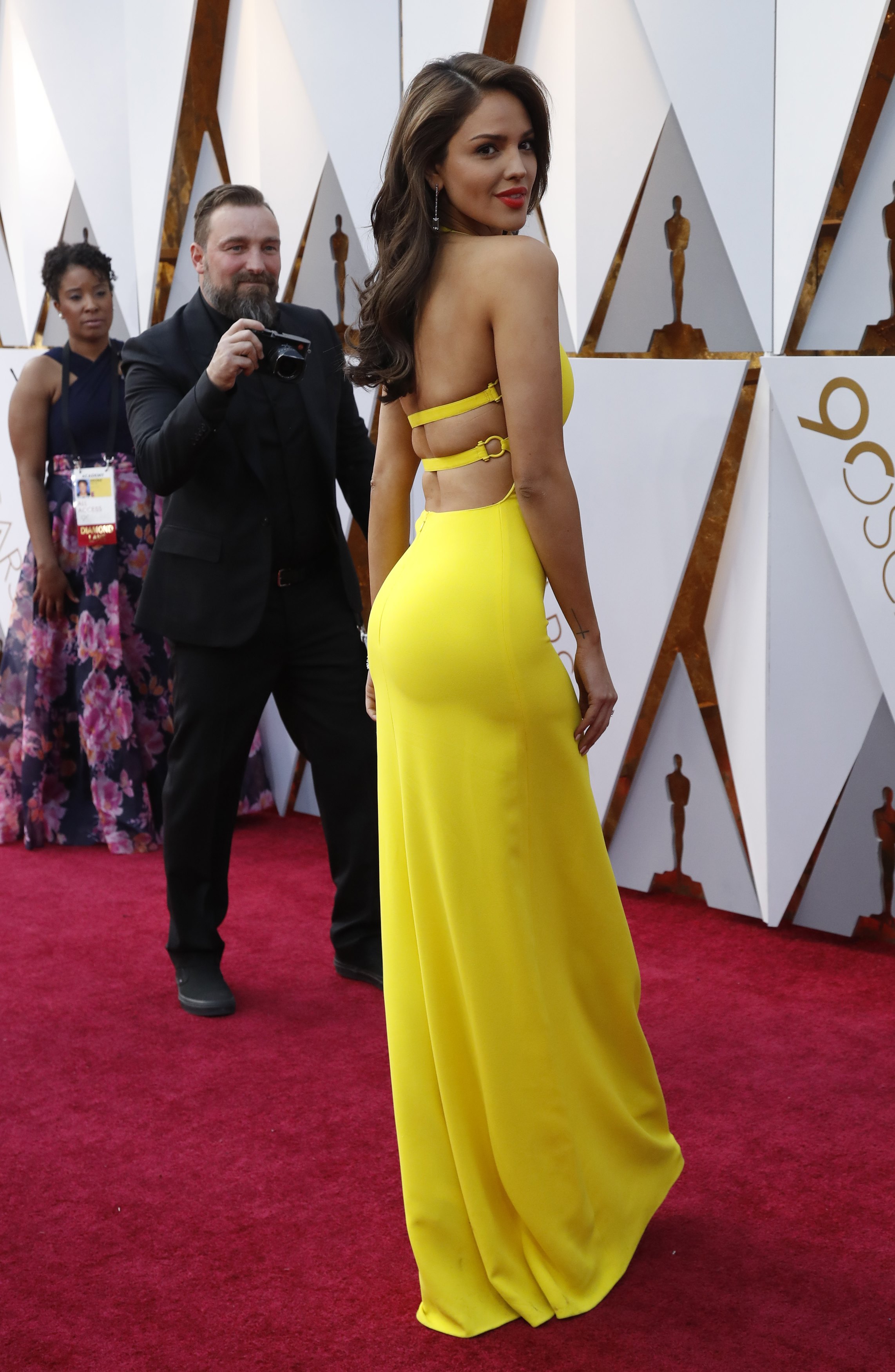 Eiza González debuta con vestido amarillo en la alfombra roja Oscars (+fotos) - 24