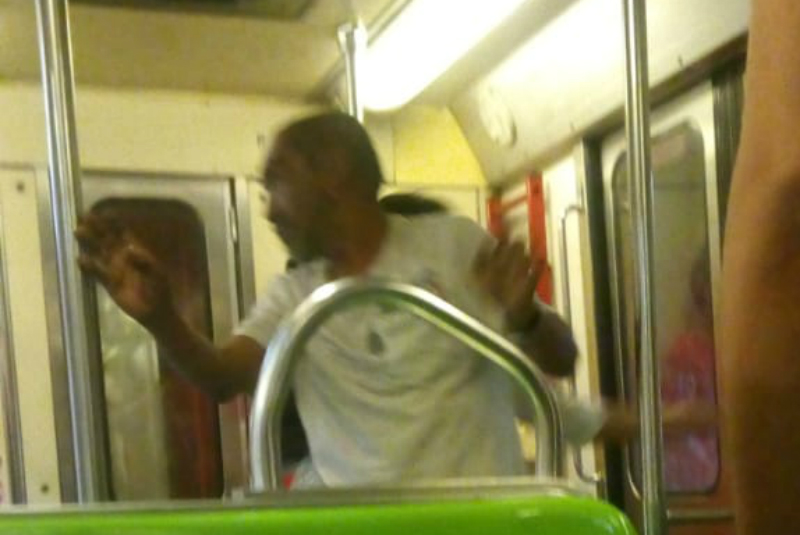 Hombre defiende a mujer de acosador en el Metro (+video) - 24 Horas