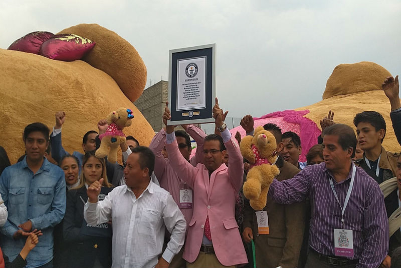 oso Xonacatlán peluche más grande del mundo xonita edomex record guiness -  El Sol de México