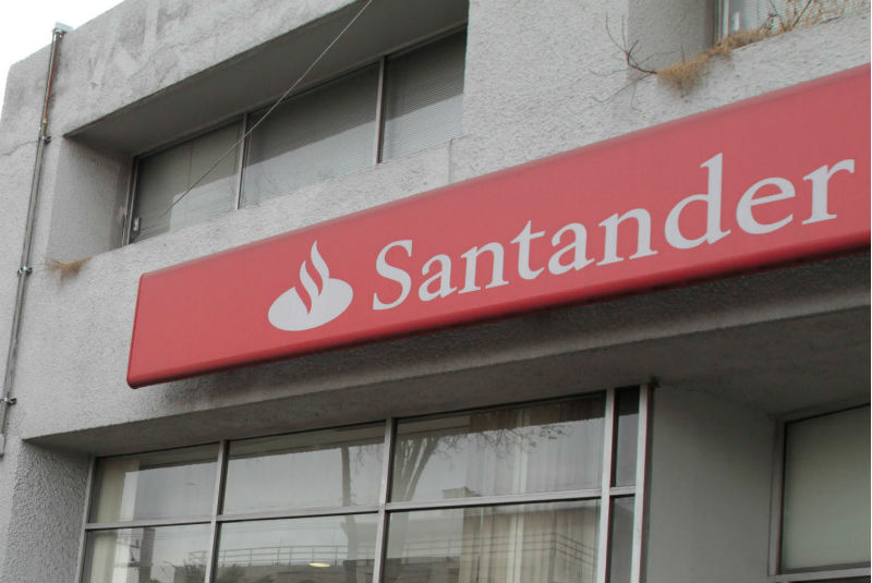Santander elimina cobro de comisiones en envío de remesas. Noticias en tiempo real