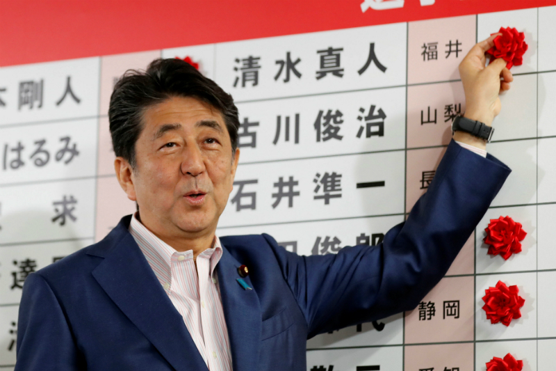 El exprimer ministro de Japón fue asesinado durante un mitín.