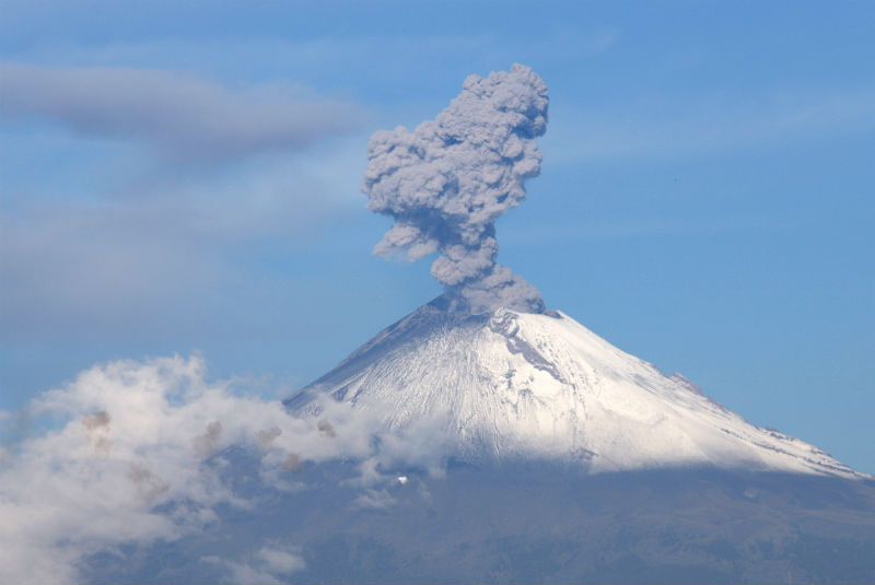 Popocatépetl genera explosión con ceniza moderada. Noticias en tiempo real