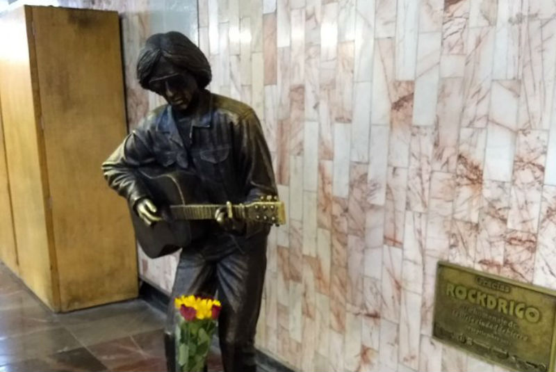 Le llevan flores a estatua de Rockdrigo González en Metro Balderas - 24  Horas