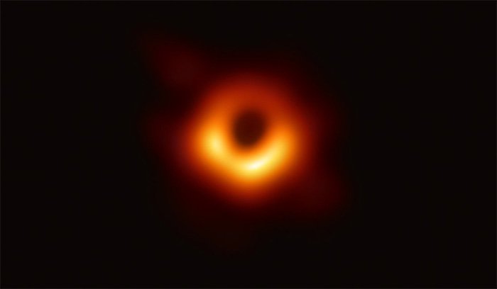 Primera imagen directa de un hoyo negro, M87*. (Colaboración EHT)