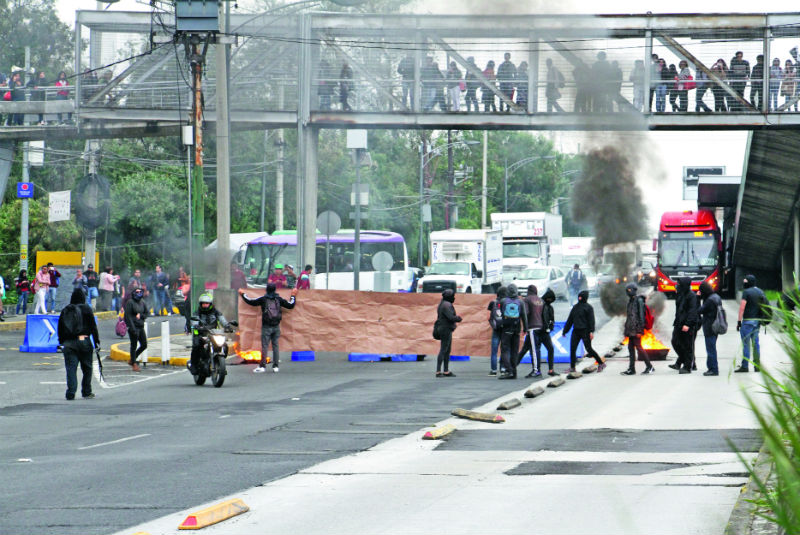 Encapuchados vandalizan en Insurgentes: escapan a CU. Noticias en tiempo real
