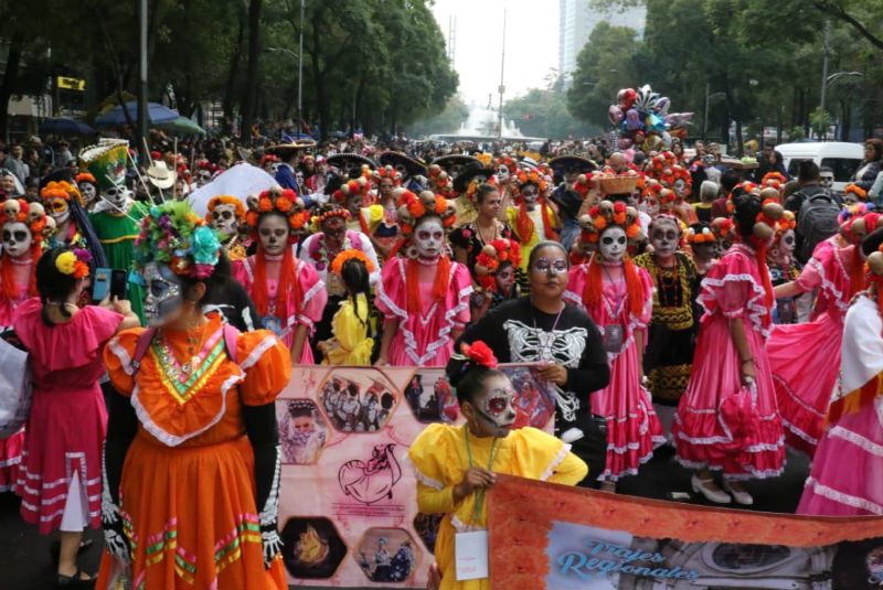 Comienza en el Zócalo el Desfile de Día de Muertos. Noticias en tiempo real