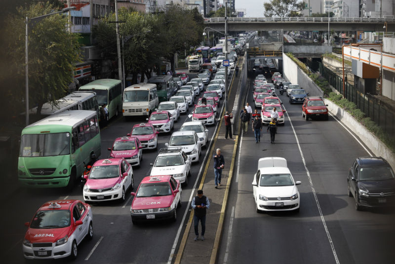 Taxistas realizan caravana hacía el Zócalo para exigir apoyo económico. Noticias en tiempo real