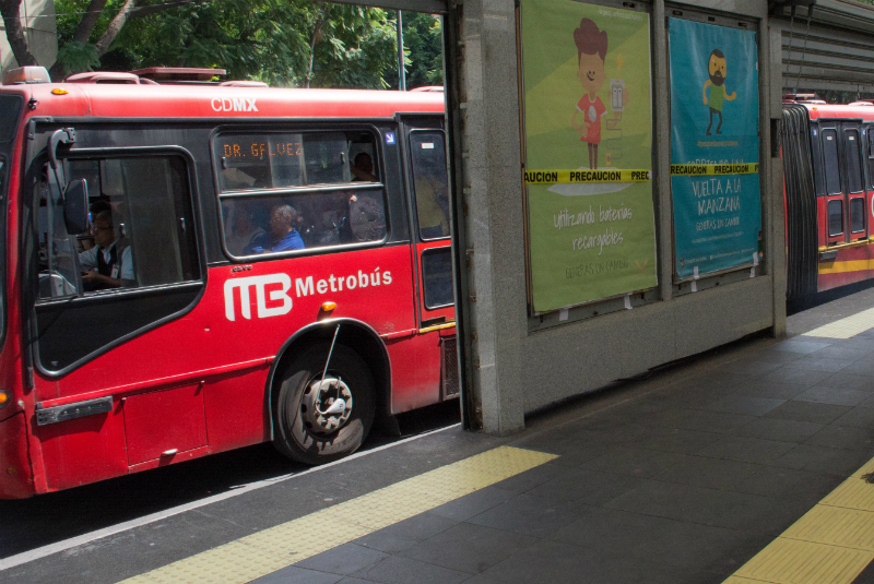 Metrobús interrumpirá servicio en algunas estaciones por desfile. Noticias en tiempo real