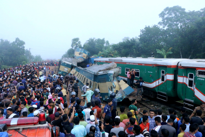 Mueren 16 personas por choque de trenes en Bangladesh. Noticias en tiempo real
