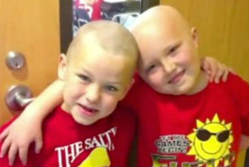 Niño se afeita la cabeza para apoyar a su amigo con cáncer. Noticias en tiempo real