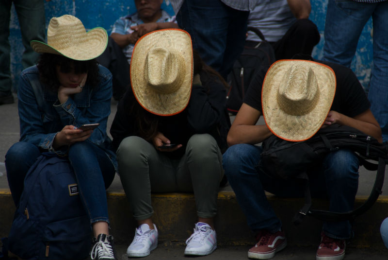Campesinos se alistan para marchar al Zócalo en el marco del desfile de la Revolución. Noticias en tiempo real