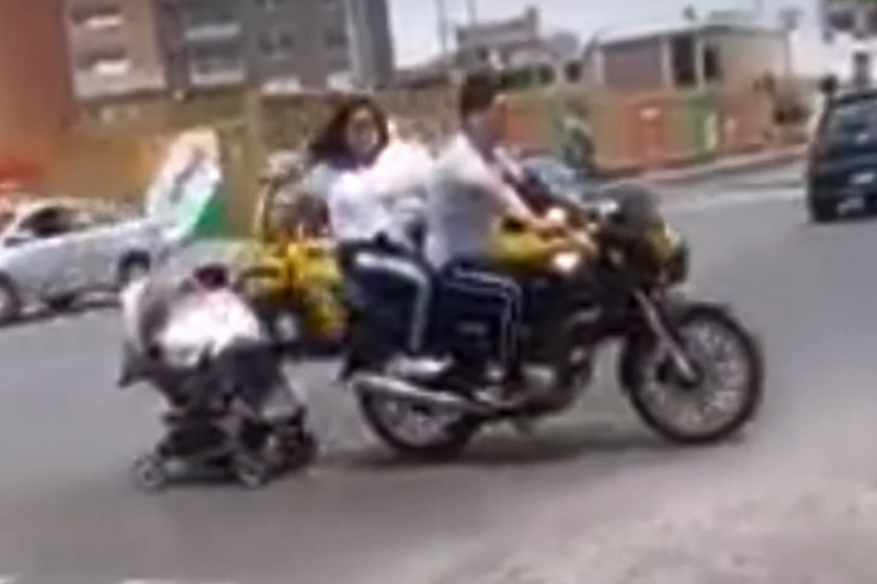 Pareja remolca carriola con una motocicleta (+video). Noticias en tiempo real