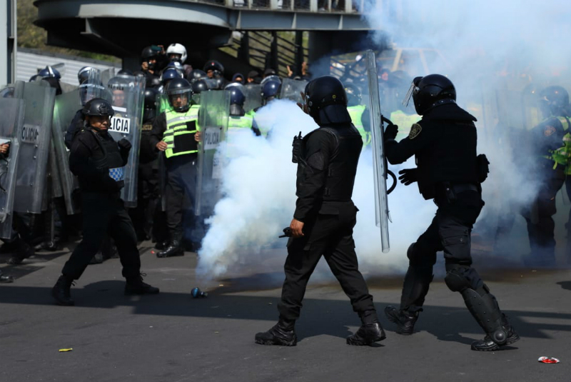 Federales lanzan bombas de gas pimienta a policías durante protesta frente al AICM (+video). Noticias en tiempo real