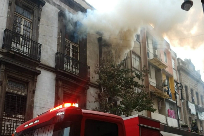 Controlan incendio en edificio del Centro Histórico; advierten riesgo de derrumbe (+video). Noticias en tiempo real