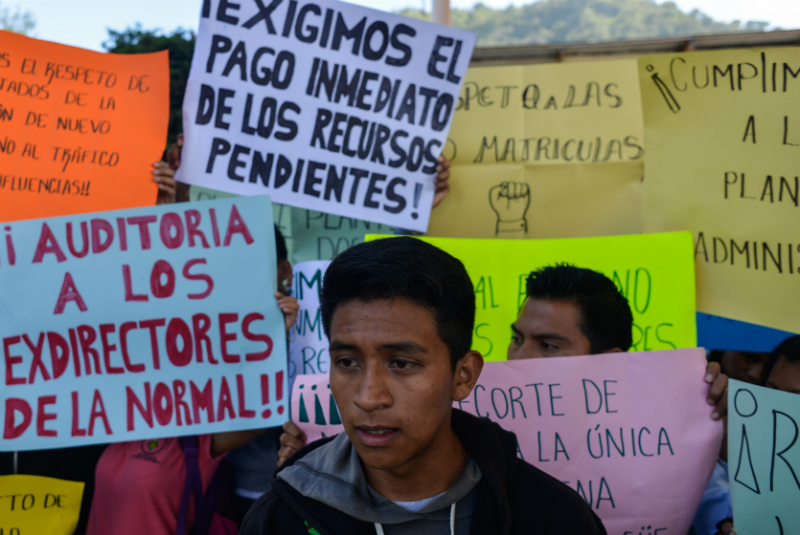 Indígenas piden frente a Palacio Nacional reapertura de escuela normal. Noticias en tiempo real