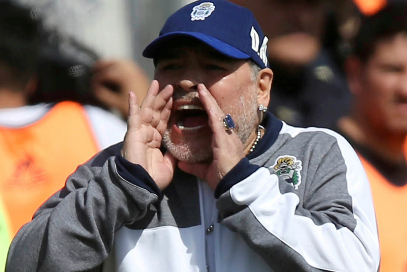 Maradona deja cargo de entrenador del club argentino Gimnasia y Esgrima. Noticias en tiempo real