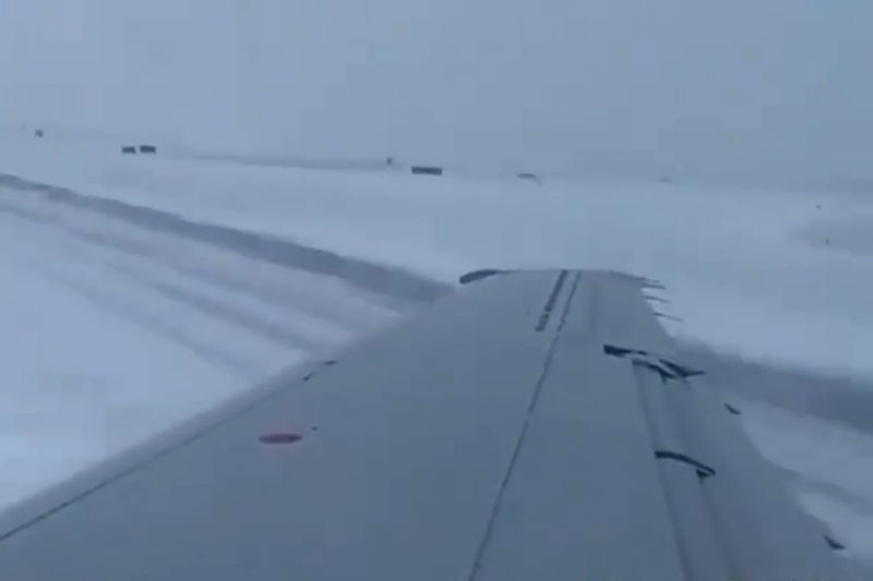 Intensa nevada provoca que avión se salga de la pista en Aeropuerto de Chicago (+video). Noticias en tiempo real