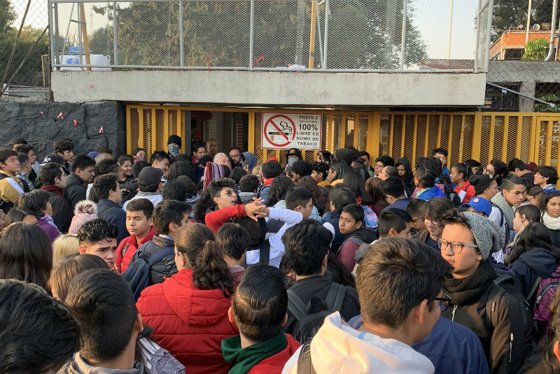 Encapuchados intentan tomar Prepa 5 de la UNAM; padres de familia y alumnos lo impiden. Noticias en tiempo real