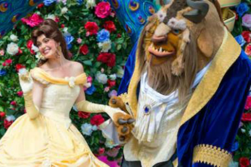 Hombre pide foto a princesa de Disneylandia; aprovecha para tocarle un pecho. Noticias en tiempo real