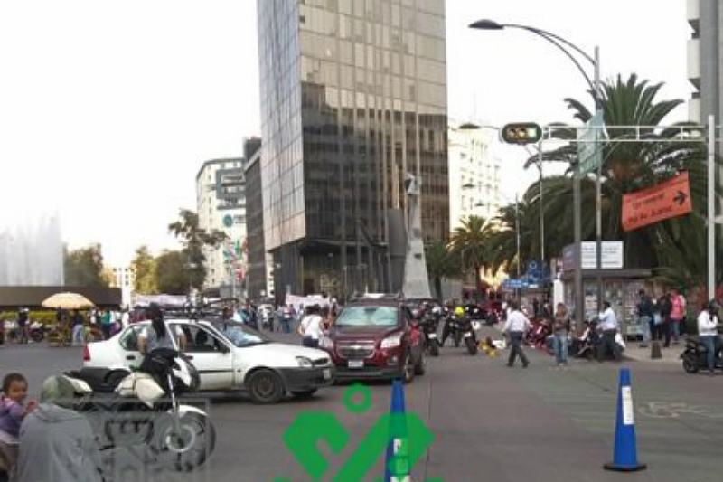 Manifestantes bloquean ambos sentidos de Paseo de la Reforma (+fotos). Noticias en tiempo real
