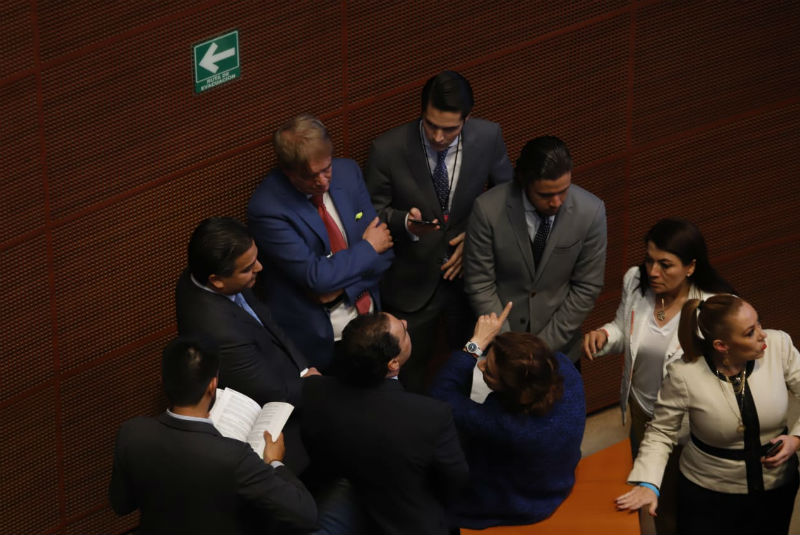 Morena acusa a senadores de comprar reporteros y el PES agrede a medios de comunicación. Noticias en tiempo real