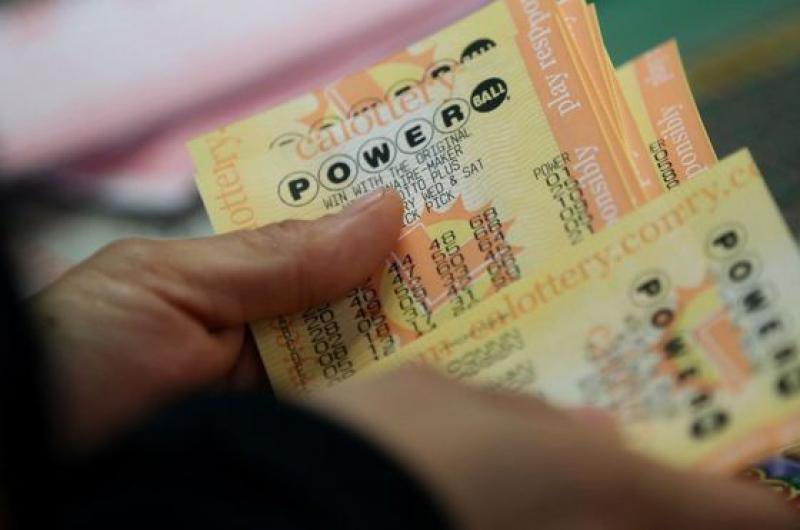 Mujer gana miles de dólares en la lotería, pero olvida boleto premiado en la tienda. Noticias en tiempo real