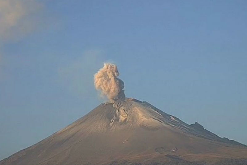 Popocatépetl lanza fumarola de un kilómetro de altura. Noticias en tiempo real
