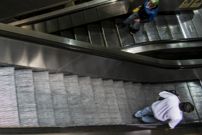 Hombre muere en escaleras eléctricas de centro comercial en Insurgentes. Noticias en tiempo real