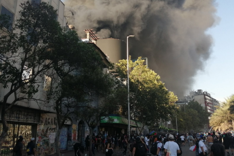 Se incendia cine de Chile cerca de manifestaciones. Noticias en tiempo real