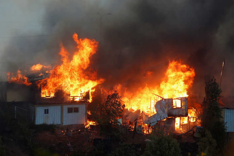 Suman 245 casas destruidas por incendio en Valparaíso, Chile. Noticias en tiempo real