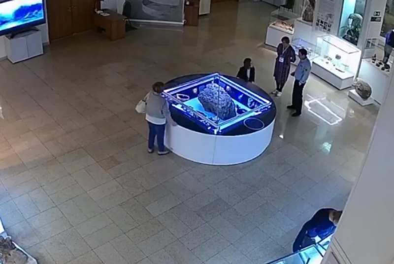 Captan el momento en que vitrina que cubre un meteorito “levita” por sí sola (+video). Noticias en tiempo real