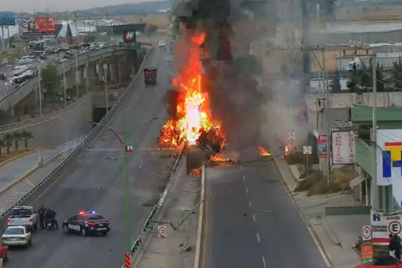Vuelca y se incendia pipa en carretera México-Pachuca (+video). Noticias en tiempo real