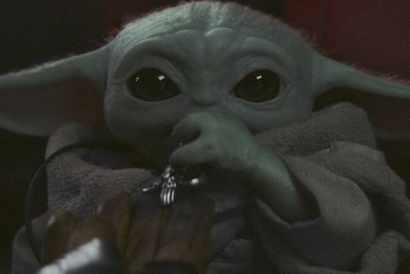 Imagen de George Lucas cargando a Baby Yoda rompe el internet (+foto). Noticias en tiempo real