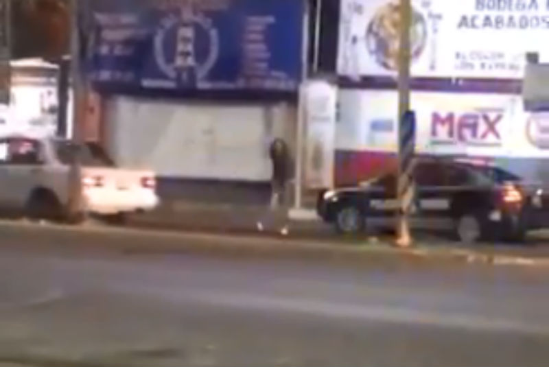 Policía pasa al Oxxo y deja patrulla abierta; mujer aprovecha para robar rifle y abrir fuego (+video). Noticias en tiempo real