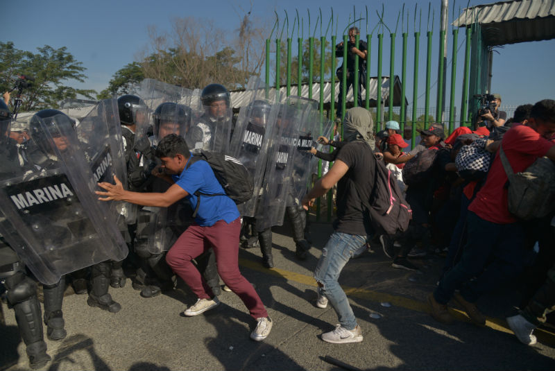 Migrantes ingresan a México tras enfrentamientos con fuerzas de seguridad. Noticias en tiempo real
