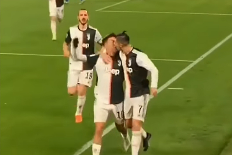 Por error, Cristiano Ronaldo da beso en los labios a Paulo Dybala (+video). Noticias en tiempo real