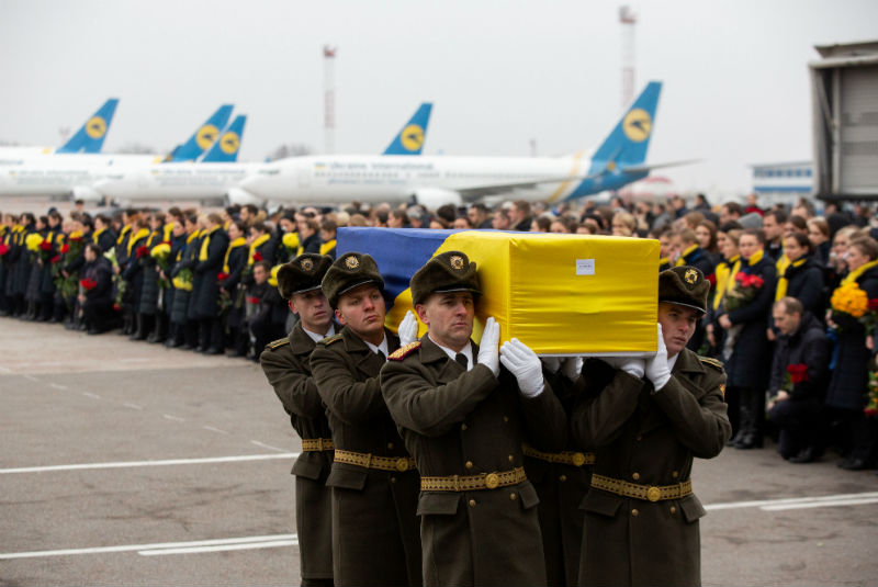 Retornan a su país cuerpos de 11 ucranianos del avión derribado por Irán. Noticias en tiempo real