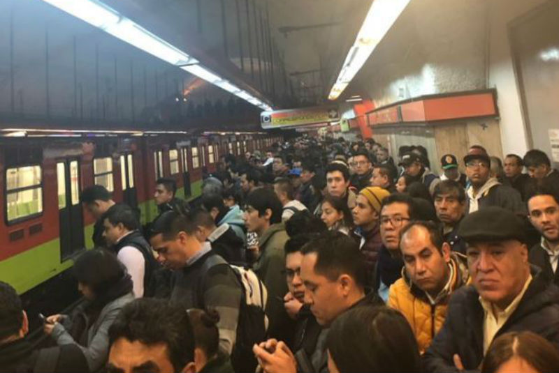 Falla en tren del Metro provoca retrasos y caos en la Línea 7 (+fotos). Noticias en tiempo real