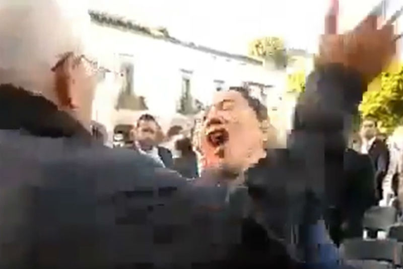 Acompañante de Mireles golpea a mujer que lo llamó pederasta (+video). Noticias en tiempo real