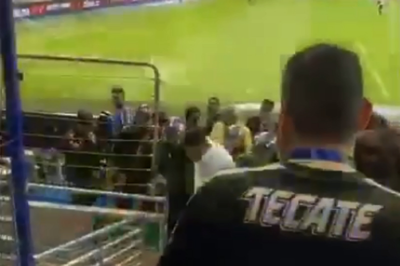 Aficionados llegan a los golpes durante partido Rayados vs Monarcas (+video). Noticias en tiempo real