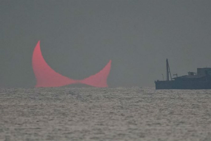 “Son los cuernos del diablo”: Usuarios reaccionan a imágenes del eclipse de Qatar (+fotos). Noticias en tiempo real