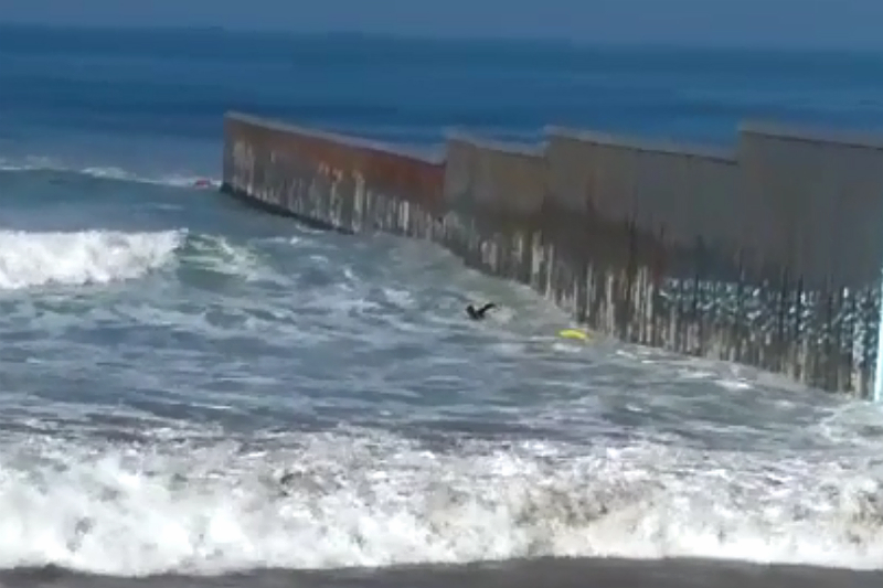 Rescatan a hombre que intentó cruzar a EU nadando (+video). Noticias en tiempo real