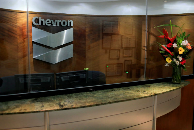EU extiende licencia a Chevron por tres meses para operar en Venezuela. Noticias en tiempo real