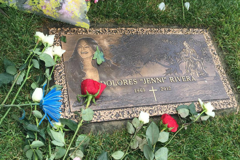 Visitantes aseguran que Jenni Rivera se manifiesta en su tumba con cientos de mariposas (+video). Noticias en tiempo real