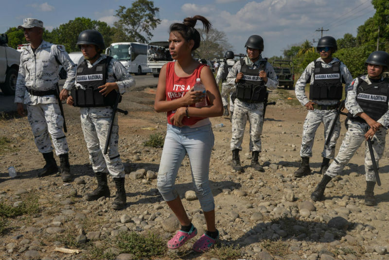 Migrantes trataron de dar ‘portazo’, GN les pidió respetar las leyes mexicanas: Sánchez Cordero. Noticias en tiempo real