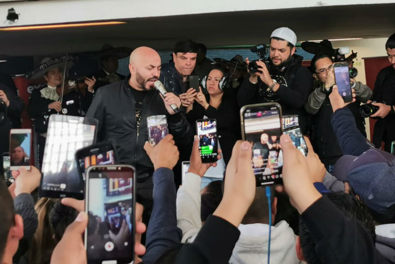 Lupillo Rivera sorprende con mini concierto a usuarios de la Línea B del Metro (+video). Noticias en tiempo real