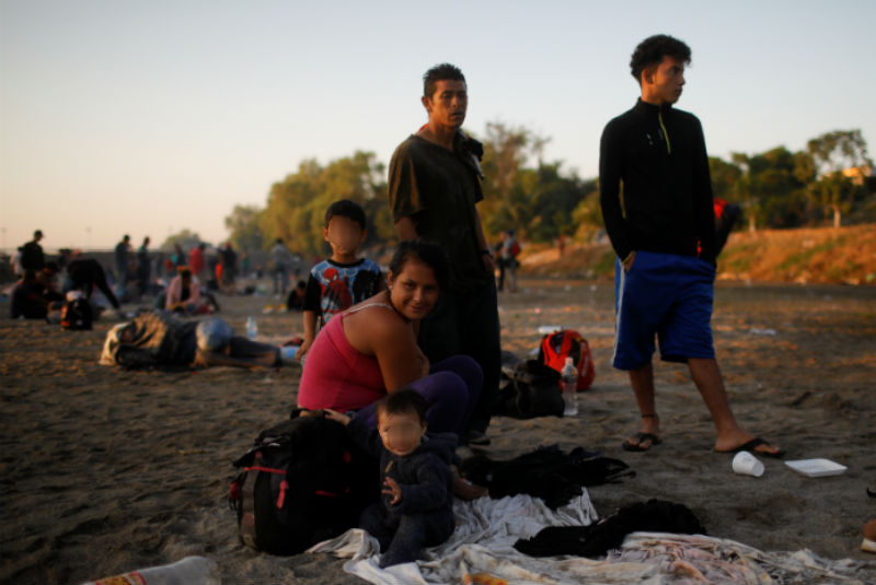 Migrantes aguardan en frontera pese advertencia de México de frenar su paso. Noticias en tiempo real