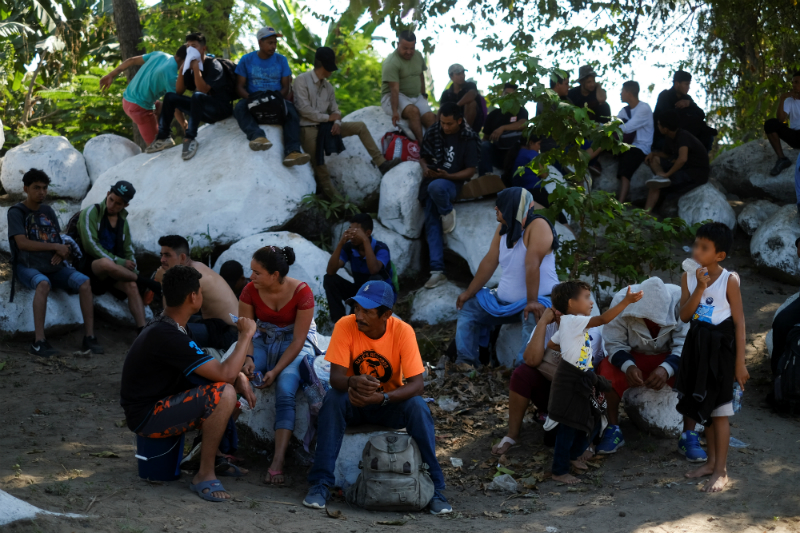 Varados 500 migrantes en la ribera del río Suchiate en Guatemala. Noticias en tiempo real