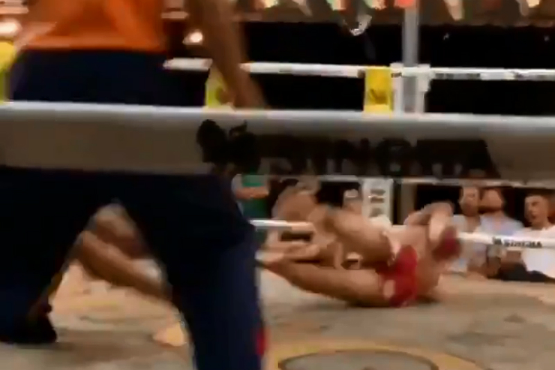 En combate de muay thai, peleadores realizan doble KO (+video). Noticias en tiempo real