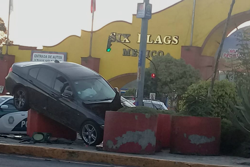 Por exceso de velocidad, automovilista se impacta en camellón frente a Six Flags. Noticias en tiempo real
